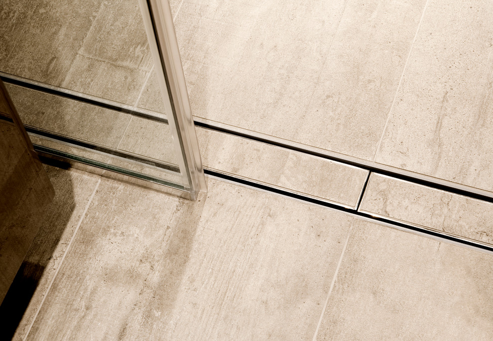 Esempio di una stanza da bagno padronale minimal di medie dimensioni con ante lisce, ante beige, doccia a filo pavimento, piastrelle beige, piastrelle in ceramica e pareti beige