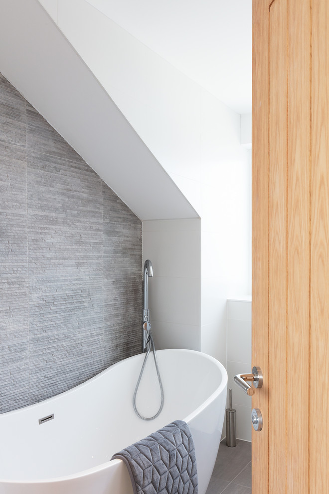 Modernes Badezimmer mit freistehender Badewanne, grauer Wandfarbe und grauem Boden in Berkshire