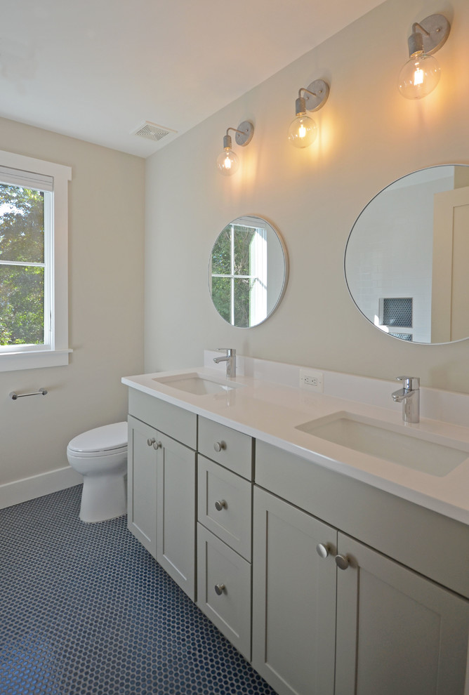 Exemple d'une salle de bain tendance pour enfant avec un placard à porte shaker, des portes de placard grises, un combiné douche/baignoire, WC séparés, un carrelage beige, un sol en carrelage de céramique, un plan de toilette en quartz modifié, un sol bleu et une cabine de douche avec un rideau.