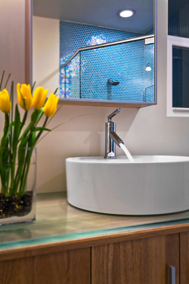 Idéer för ett modernt badrum, med ett fristående handfat, flerfärgad kakel och mosaik