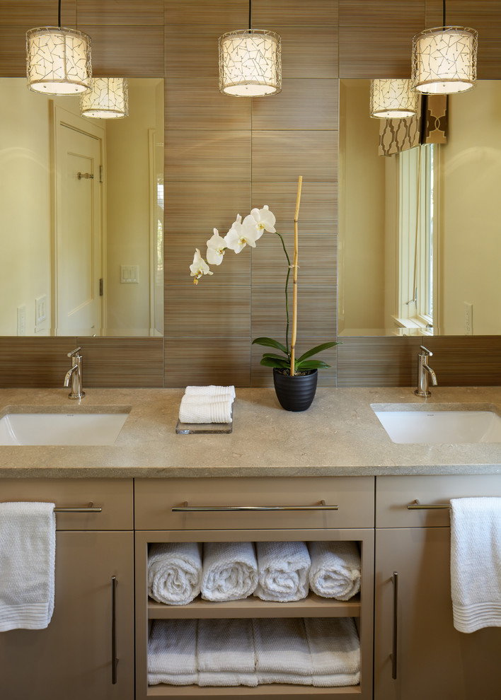 Foto di una grande stanza da bagno design con lavabo sottopiano, ante lisce, ante beige e piastrelle beige