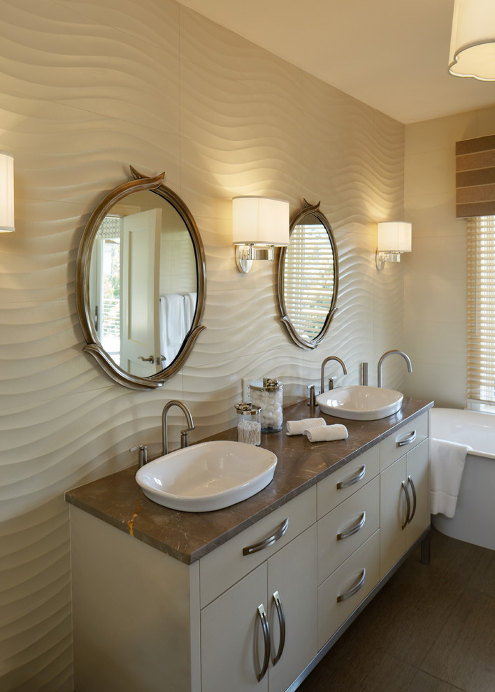 Idee per una grande stanza da bagno padronale design con top in marmo, lavabo a bacinella, ante lisce, vasca da incasso, ante beige, pareti beige e pavimento in gres porcellanato