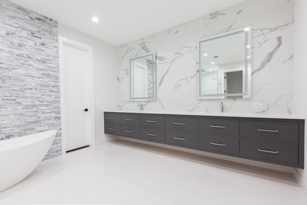 Esempio di un'ampia stanza da bagno padronale design con ante lisce e ante grigie