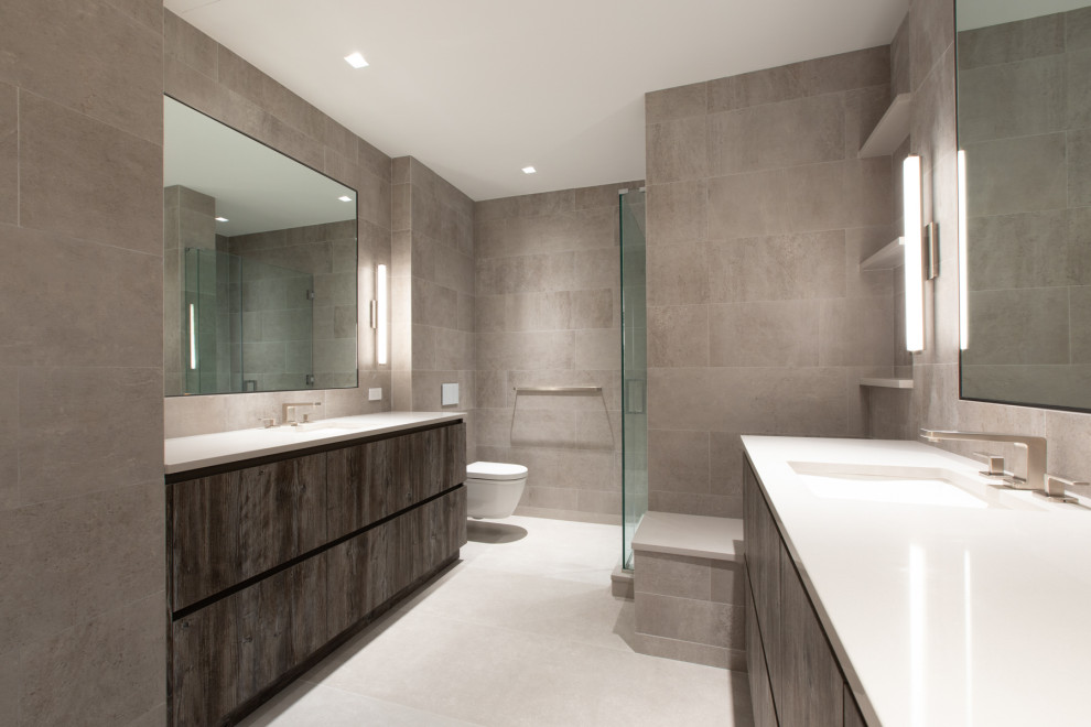 Idéer för ett modernt beige badrum, med öppna hyllor och bänkskiva i kvarts