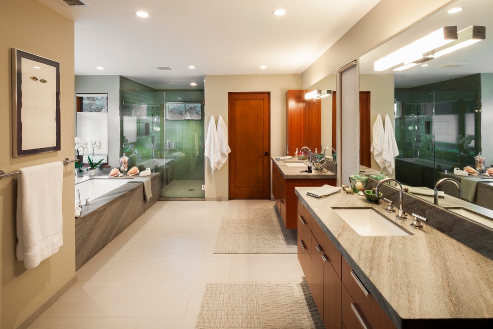 Cette image montre une salle de bain principale chalet en bois brun avec un placard à porte plane, une baignoire encastrée, une douche double, un carrelage beige, des carreaux de porcelaine, un mur gris, un sol en carrelage de porcelaine, un lavabo encastré et un plan de toilette en granite.