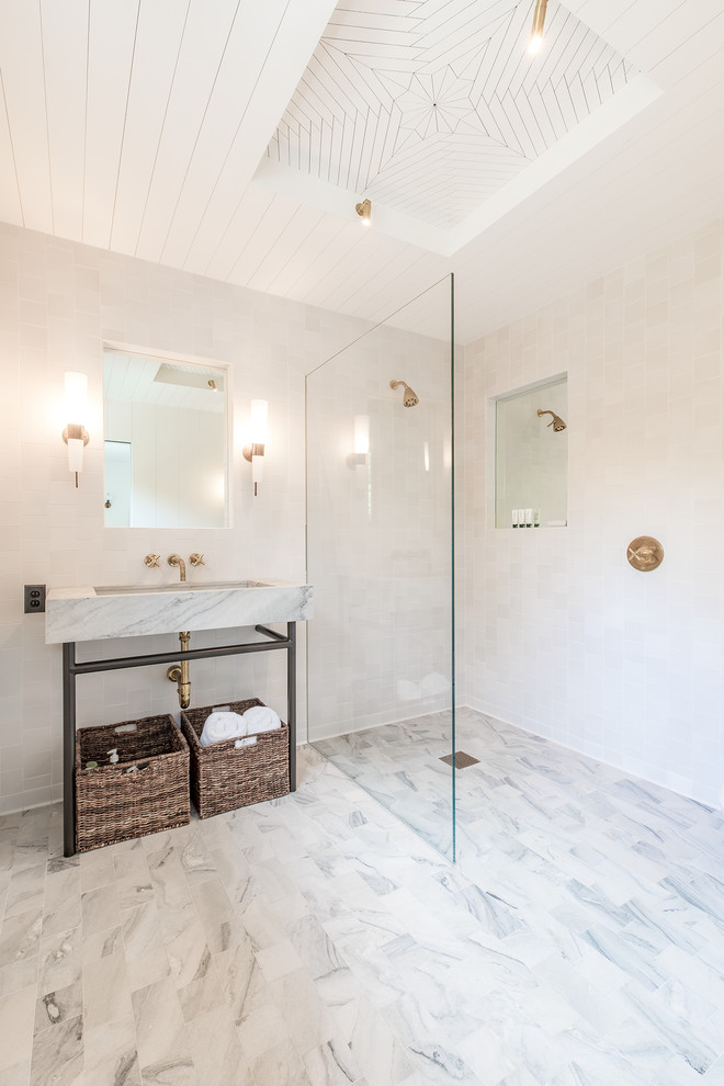 Пример оригинального дизайна: большая главная ванная комната в морском стиле с открытым душем, белой плиткой, керамической плиткой, белыми стенами, раковиной с пьедесталом, мраморной столешницей, белым полом и открытым душем
