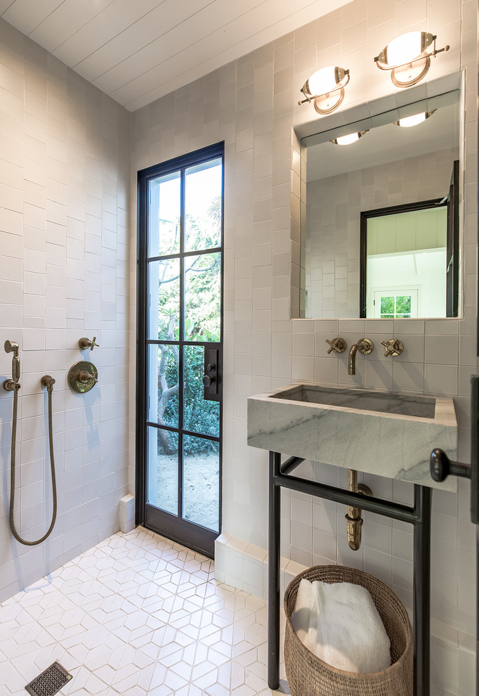 На фото: ванная комната среднего размера в морском стиле с душевой комнатой, белыми стенами, полом из керамической плитки, раковиной с пьедесталом, белым полом и открытым душем