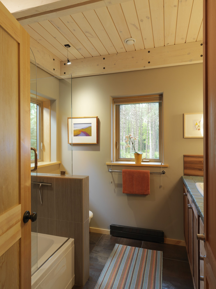Источник вдохновения для домашнего уюта: ванная комната в современном стиле с столешницей из плитки