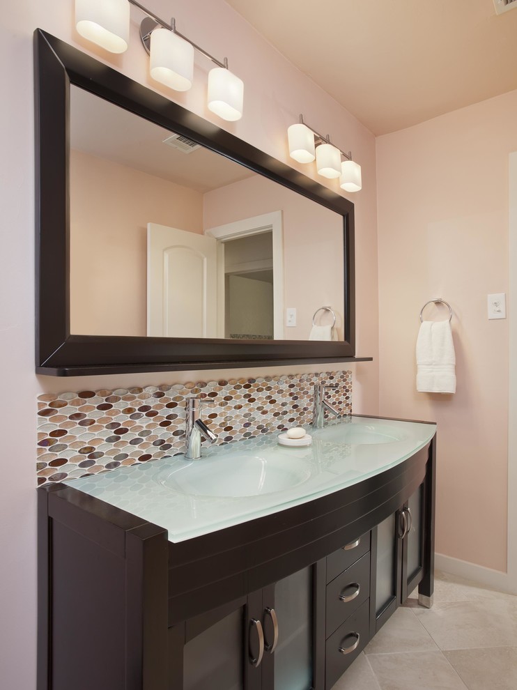 Esempio di una stanza da bagno design con ante in legno bruno, piastrelle multicolore, top blu, due lavabi, mobile bagno incassato e top in vetro