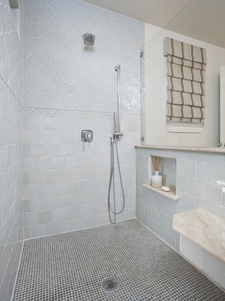 ダラスにあるトランジショナルスタイルのおしゃれな浴室 (青いタイル、磁器タイル、磁器タイルの床、コーナー設置型シャワー、ベージュの壁、オープンシャワー、シャワーベンチ) の写真