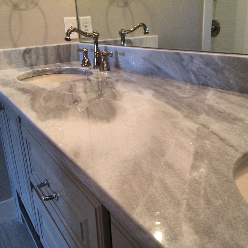 Mittelgroßes Klassisches Badezimmer En Suite mit offener Dusche, grauen Fliesen, Porzellanfliesen und grauer Wandfarbe in Austin