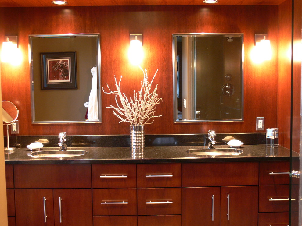 На фото: главная ванная комната среднего размера в современном стиле с плоскими фасадами, фасадами цвета дерева среднего тона, коричневыми стенами, врезной раковиной и столешницей из гранита