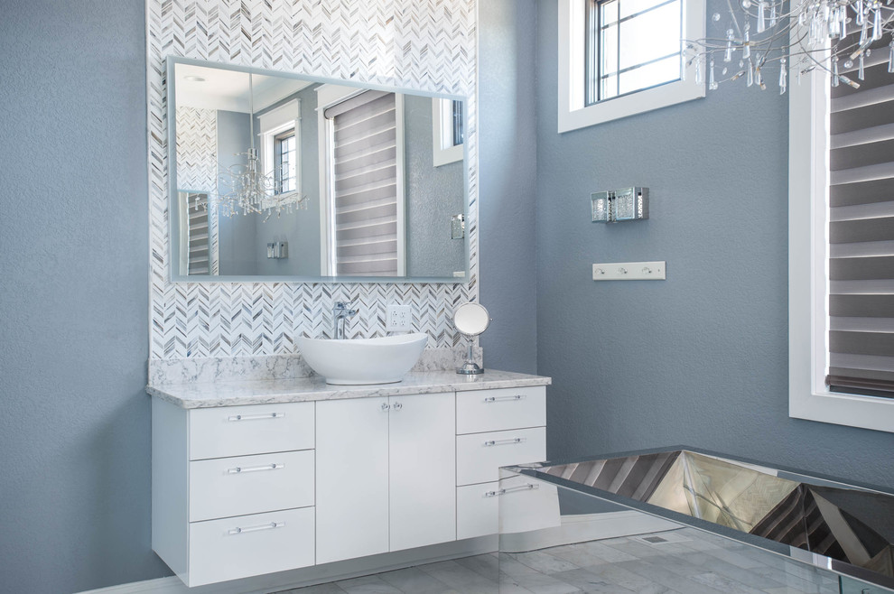 Exempel på ett stort modernt en-suite badrum, med släta luckor, vita skåp, ett fristående badkar, flerfärgad kakel, grå väggar, marmorgolv, ett fristående handfat, granitbänkskiva och dusch med gångjärnsdörr