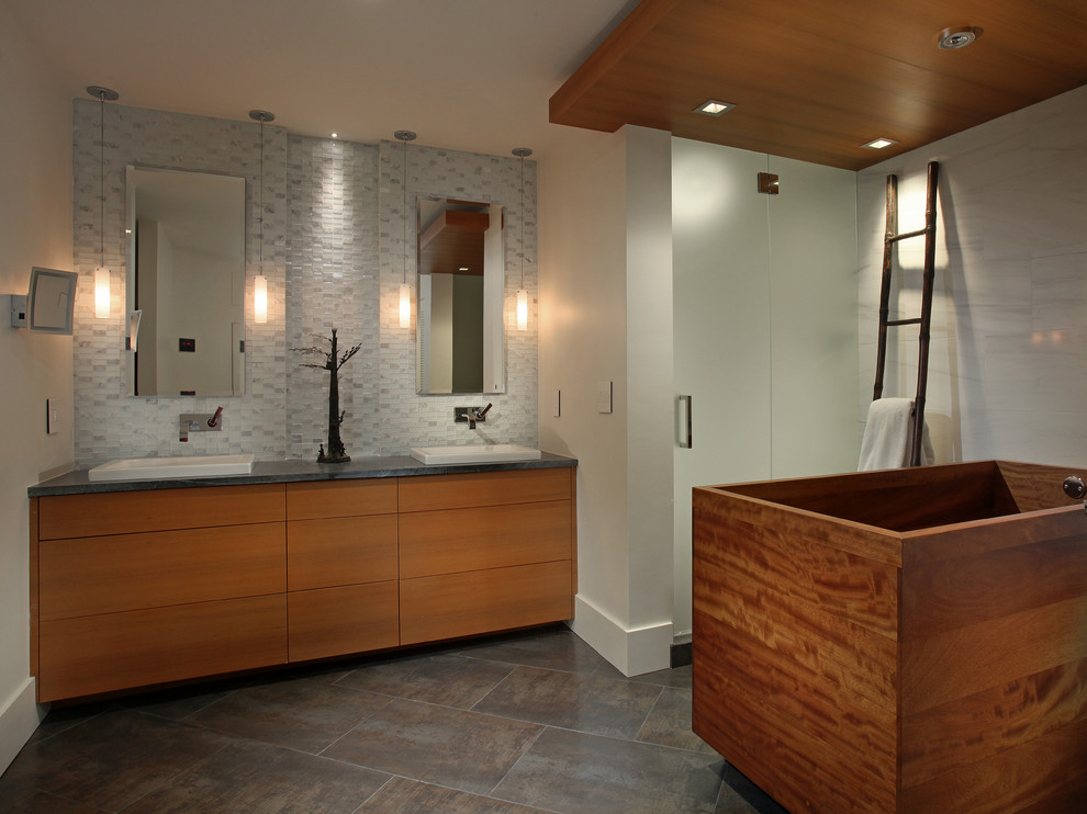 Exemple d'une douche en alcôve principale tendance en bois brun de taille moyenne avec un lavabo posé, un placard à porte plane, un carrelage multicolore, un sol en carrelage de porcelaine et un bain japonais.