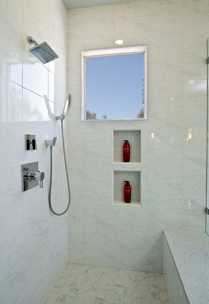 На фото: большая главная ванная комната в современном стиле с плоскими фасадами, темными деревянными фасадами, накладной ванной, угловым душем, унитазом-моноблоком, серыми стенами, мраморным полом, врезной раковиной, нишей и сиденьем для душа