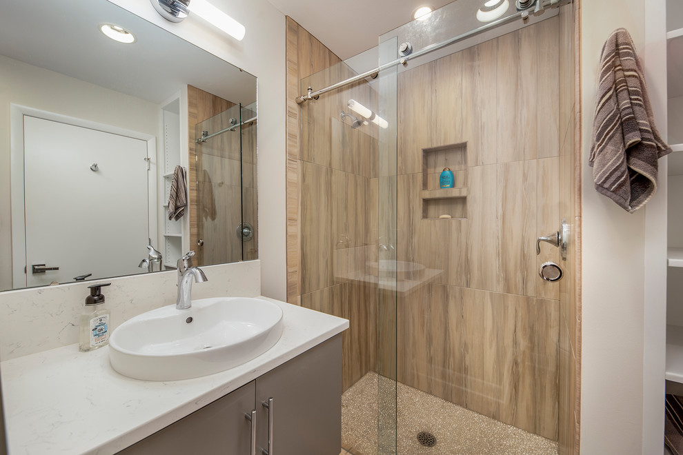 Foto di una stanza da bagno contemporanea con ante lisce e lavabo a bacinella