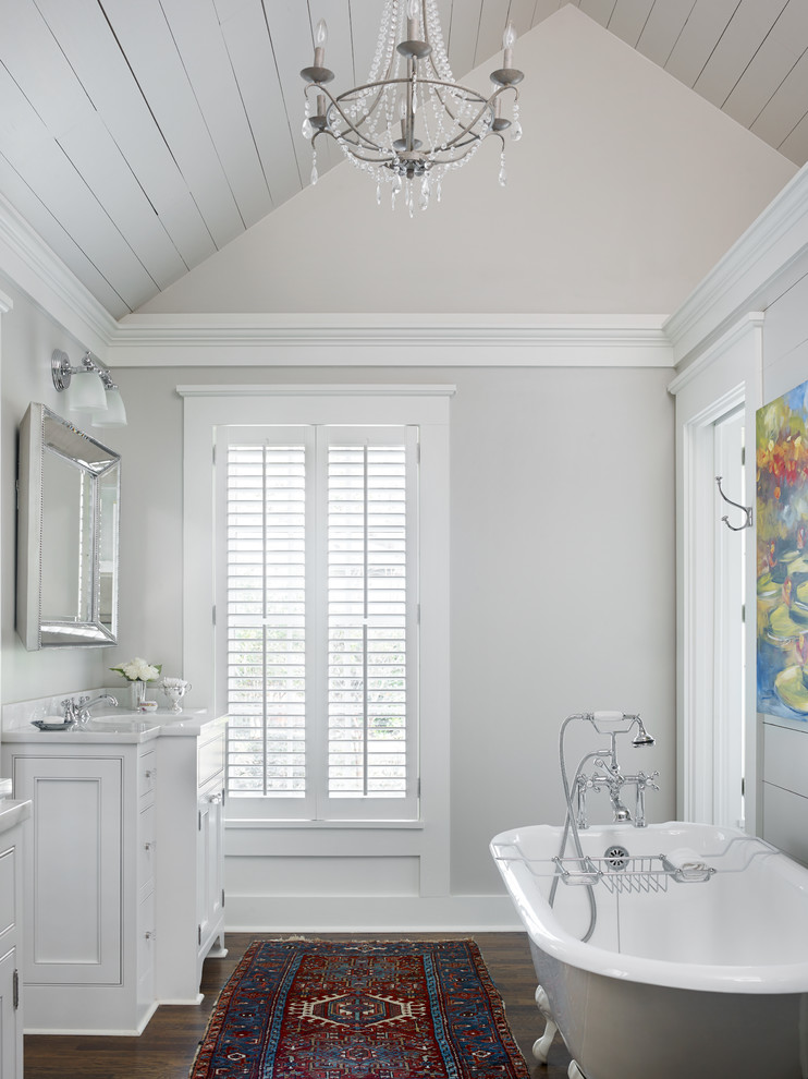 Inspiration för klassiska vitt en-suite badrum, med luckor med profilerade fronter, vita skåp, ett badkar med tassar, grå väggar, mörkt trägolv och ett undermonterad handfat