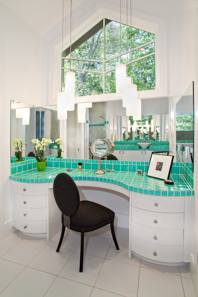 Modernes Badezimmer mit flächenbündigen Schrankfronten, weißen Schränken, blauen Fliesen, weißer Wandfarbe und türkiser Waschtischplatte in Sonstige