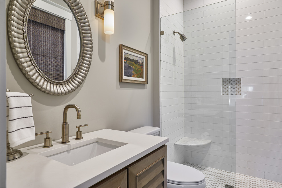 Idee per una stanza da bagno stile marino di medie dimensioni con piastrelle bianche, piastrelle in ceramica, lavabo da incasso, top bianco e pareti grigie