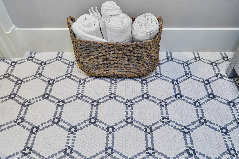 Mittelgroßes Maritimes Badezimmer En Suite mit Mosaik-Bodenfliesen, weißem Boden und weißen Fliesen in Charleston