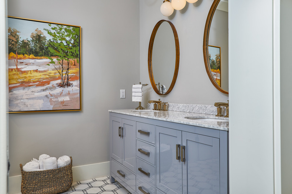 Свежая идея для дизайна: ванная комната среднего размера в морском стиле с синими фасадами, полом из мозаичной плитки, белым полом, белой столешницей, серыми стенами, столешницей из кварцита и накладной раковиной - отличное фото интерьера
