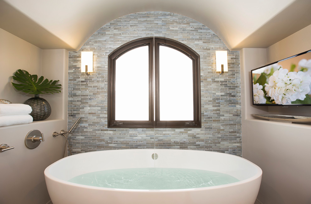 Идея дизайна: главная ванная комната среднего размера в стиле неоклассика (современная классика) с отдельно стоящей ванной, синей плиткой и бежевыми стенами