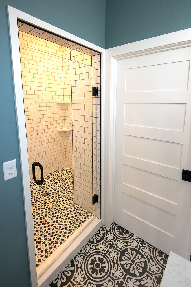 Источник вдохновения для домашнего уюта: ванная комната в современном стиле с душевой комнатой, плиткой кабанчик, синими стенами, полом из мозаичной плитки и душем с распашными дверями