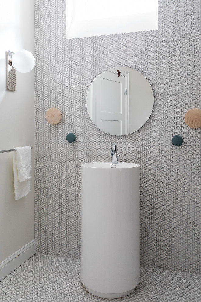 Immagine di una stanza da bagno design con piastrelle bianche, piastrelle a mosaico, pareti grigie, pavimento con piastrelle a mosaico, lavabo a colonna, pavimento bianco e un lavabo