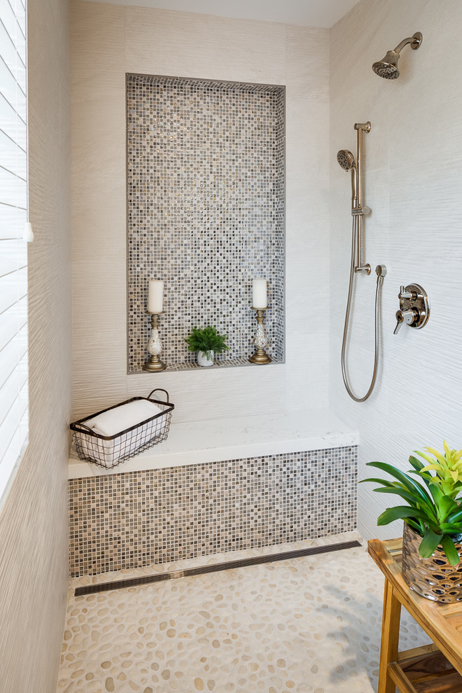 Foto di una stanza da bagno padronale classica di medie dimensioni con doccia a filo pavimento, piastrelle bianche, pavimento con piastrelle di ciottoli, pavimento beige e doccia aperta