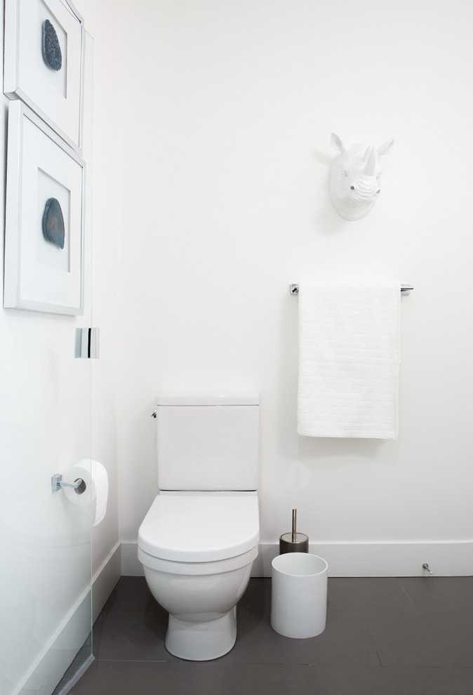 Idéer för små funkis badrum med dusch, med ett nedsänkt handfat, släta luckor, vita skåp, bänkskiva i kvarts, en hörndusch, en toalettstol med separat cisternkåpa, vit kakel, porslinskakel, vita väggar och klinkergolv i porslin