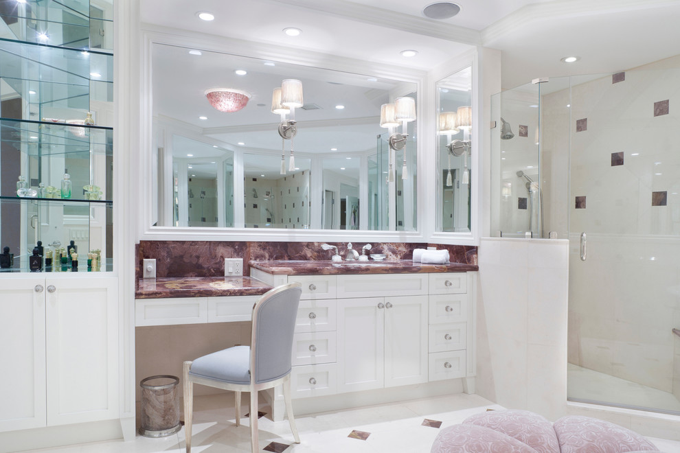 На фото: главная ванная комната в современном стиле с фасадами с утопленной филенкой, белыми фасадами, мраморной столешницей, белой плиткой и мраморным полом