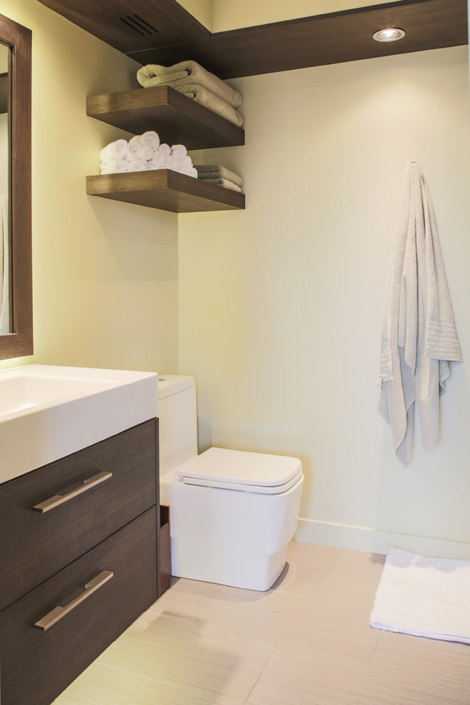 Foto di una grande stanza da bagno con doccia contemporanea con ante lisce, ante in legno bruno, WC monopezzo, pareti bianche, pavimento in gres porcellanato e lavabo integrato