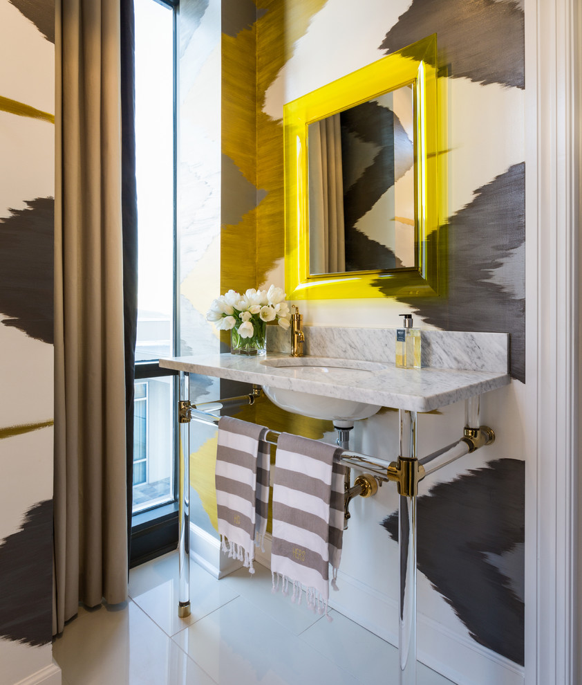 Immagine di una stanza da bagno contemporanea con lavabo a consolle e pareti multicolore