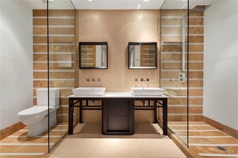 Exempel på ett stort modernt en-suite badrum, med luckor med upphöjd panel, bruna skåp, ett fristående badkar, en öppen dusch, en toalettstol med separat cisternkåpa, flerfärgad kakel, porslinskakel, beige väggar, klinkergolv i porslin, ett fristående handfat, bänkskiva i kvarts och beiget golv