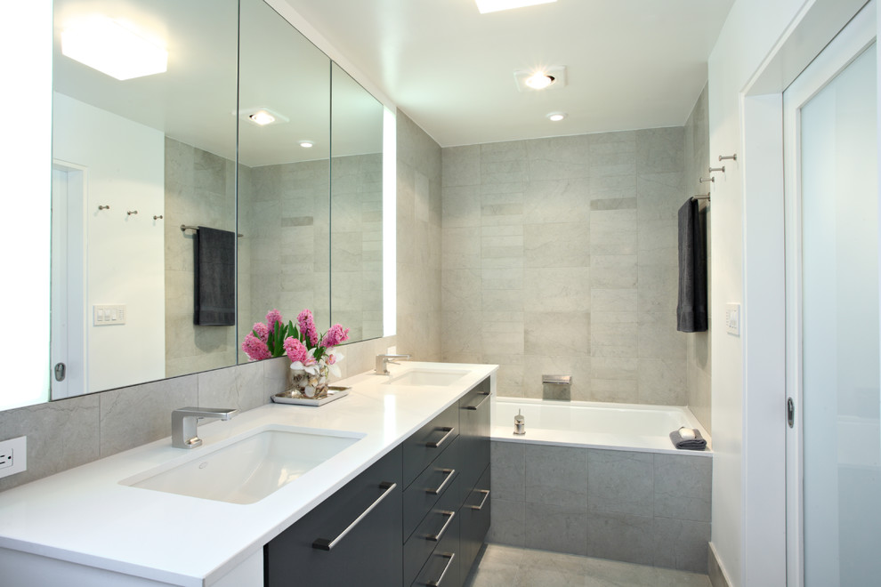 Alcove bathtub - contemporary alcove bathtub idea in Los Angeles