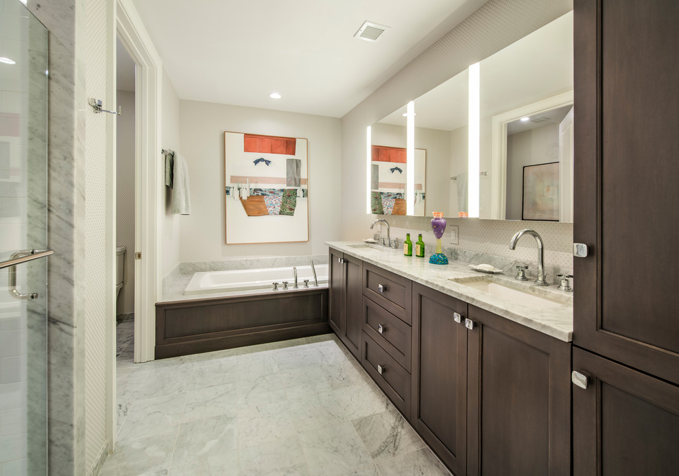 Foto på ett mellanstort funkis grå en-suite badrum, med ett platsbyggt badkar, ett undermonterad handfat, luckor med infälld panel, bruna skåp, grå kakel, marmorkakel, marmorbänkskiva, dusch med gångjärnsdörr, grå väggar, marmorgolv och grått golv