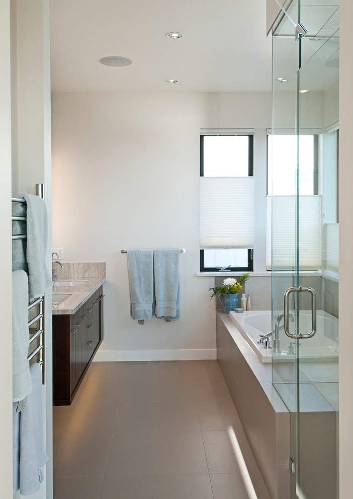 Immagine di una stanza da bagno padronale contemporanea con ante lisce, ante in legno bruno, doccia a filo pavimento, piastrelle grigie e pareti beige