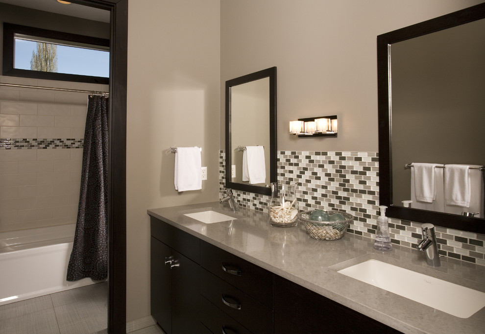 Стильный дизайн: ванная комната: освещение в современном стиле с врезной раковиной, черными фасадами, ванной в нише, душем над ванной, разноцветной плиткой, плиткой мозаикой и шторкой для ванной - последний тренд