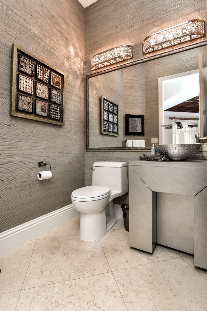 Imagen de cuarto de baño tradicional renovado pequeño con sanitario de dos piezas, paredes multicolor, suelo de mármol, lavabo sobreencimera y encimera de acrílico