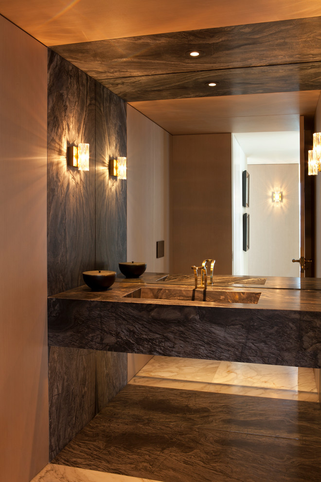 Esempio di una stanza da bagno con doccia design di medie dimensioni con piastrelle marroni, piastrelle di marmo, pavimento in marmo, lavabo integrato, top in marmo e pavimento bianco