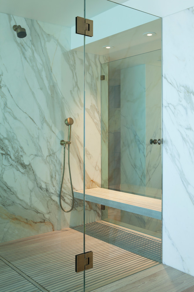 Стильный дизайн: огромная главная ванная комната в современном стиле с душем без бортиков, белой плиткой, мраморной плиткой, белыми стенами, мраморным полом, мраморной столешницей, белым полом и душем с распашными дверями - последний тренд