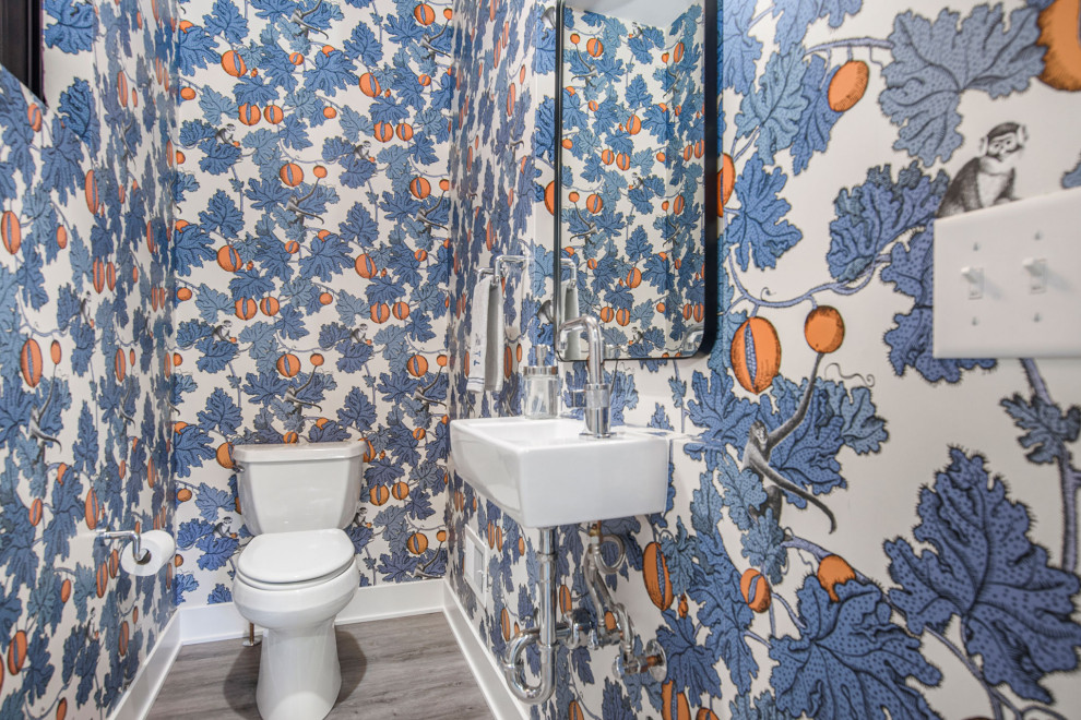 Imagen de cuarto de baño único y flotante retro pequeño con aseo y ducha, lavabo suspendido y papel pintado