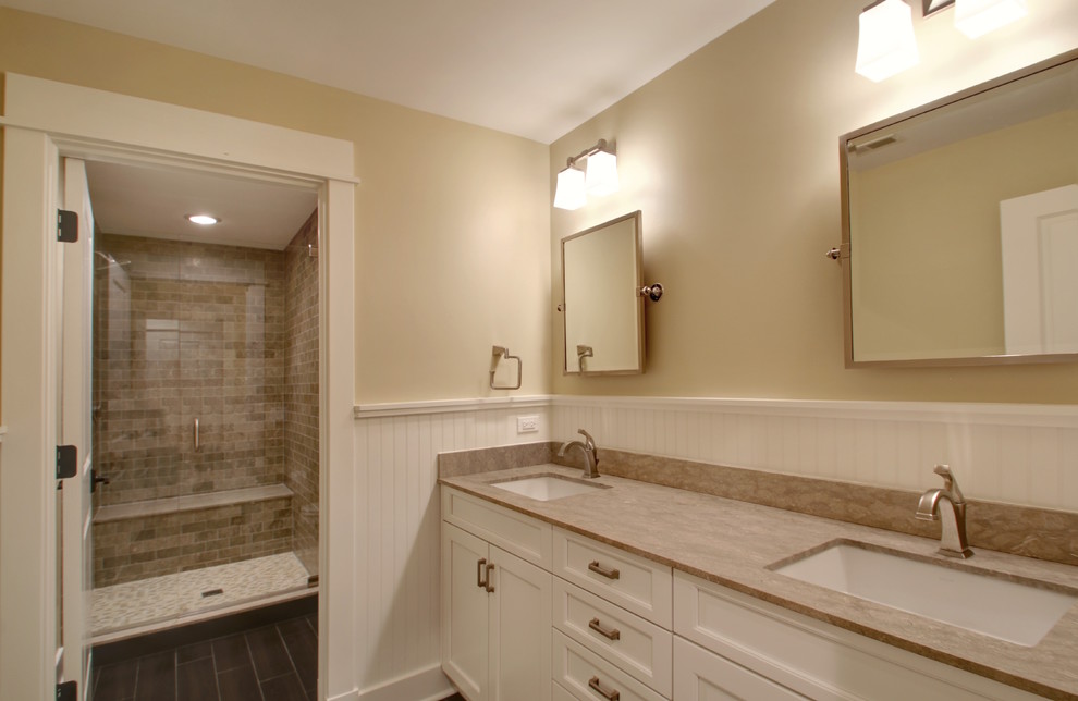 Esempio di una stanza da bagno padronale country di medie dimensioni con lavabo sottopiano, top in granito, piastrelle beige, piastrelle in ceramica, pareti beige e ante bianche