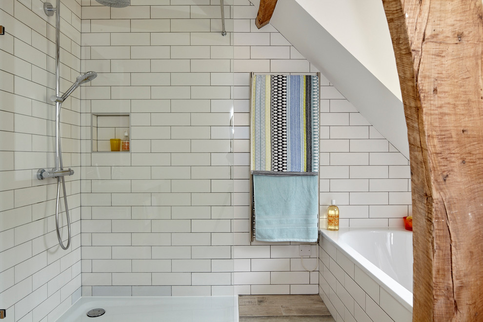 Modelo de cuarto de baño contemporáneo pequeño con bañera encastrada, ducha abierta, baldosas y/o azulejos blancos, baldosas y/o azulejos de cerámica y suelo de baldosas de cerámica