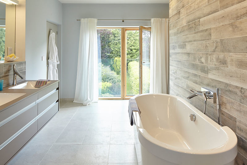 Свежая идея для дизайна: большая главная ванная комната в современном стиле с плоскими фасадами, отдельно стоящей ванной, открытым душем, подвесной раковиной, полом из керамической плитки и синими стенами - отличное фото интерьера