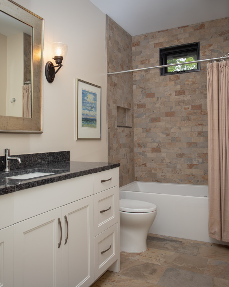 Foto di una stanza da bagno contemporanea di medie dimensioni con vasca/doccia, pavimento in gres porcellanato, lavabo sottopiano, pavimento beige e doccia con tenda
