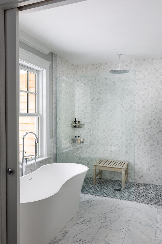 Immagine di una stanza da bagno tradizionale con vasca freestanding, piastrelle bianche, piastrelle a mosaico, pareti grigie e pavimento bianco