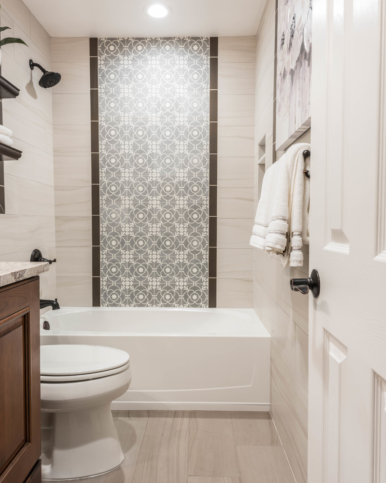 Inspiration för mellanstora amerikanska badrum med dusch, med luckor med upphöjd panel, skåp i mellenmörkt trä, ett badkar i en alkov, en dusch/badkar-kombination, beige kakel, porslinskakel, beige väggar, klinkergolv i porslin, ett undermonterad handfat, granitbänkskiva och grått golv
