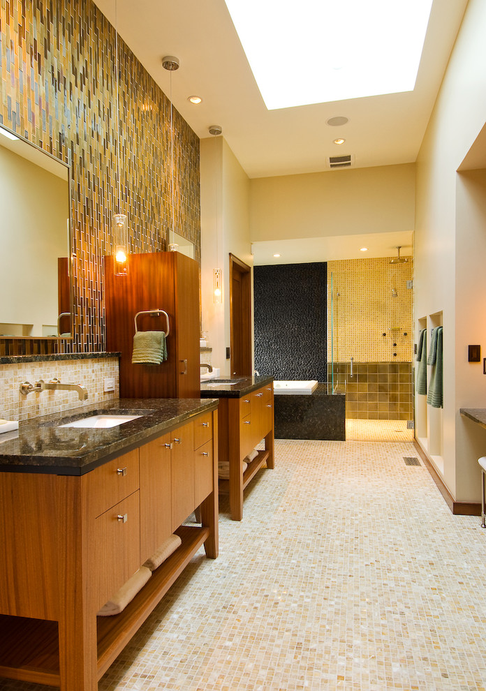 Modernes Badezimmer mit Unterbauwaschbecken, hellbraunen Holzschränken, Eckdusche, farbigen Fliesen, Mosaikfliesen und flächenbündigen Schrankfronten in Sonstige