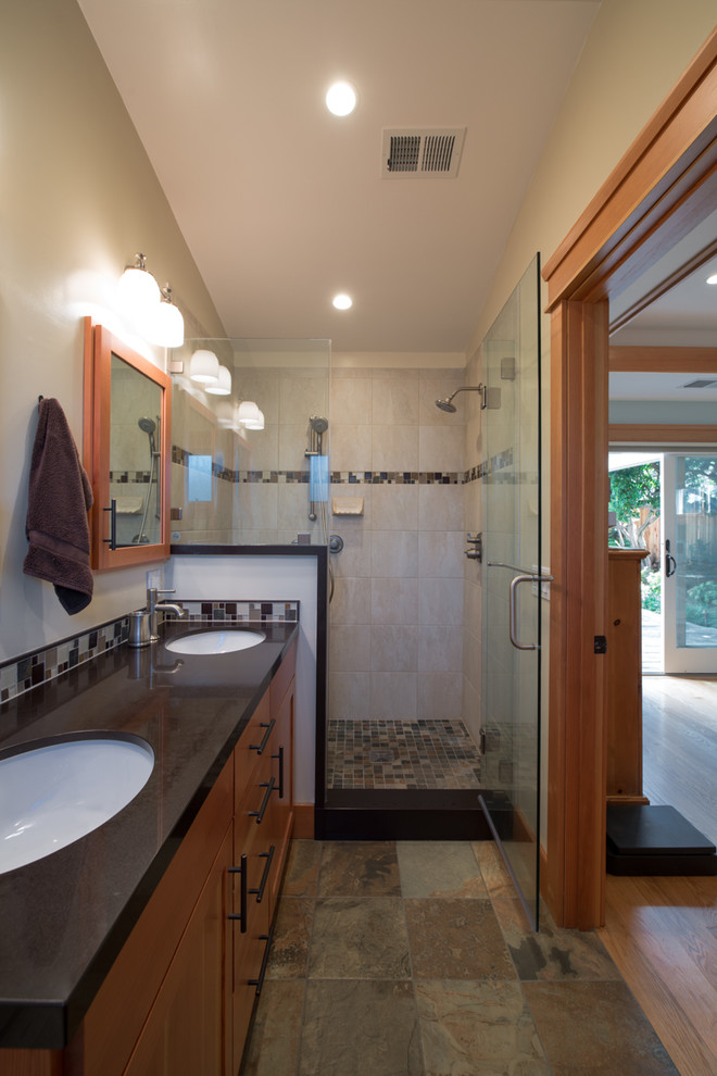 Exemple d'une salle de bain principale craftsman.